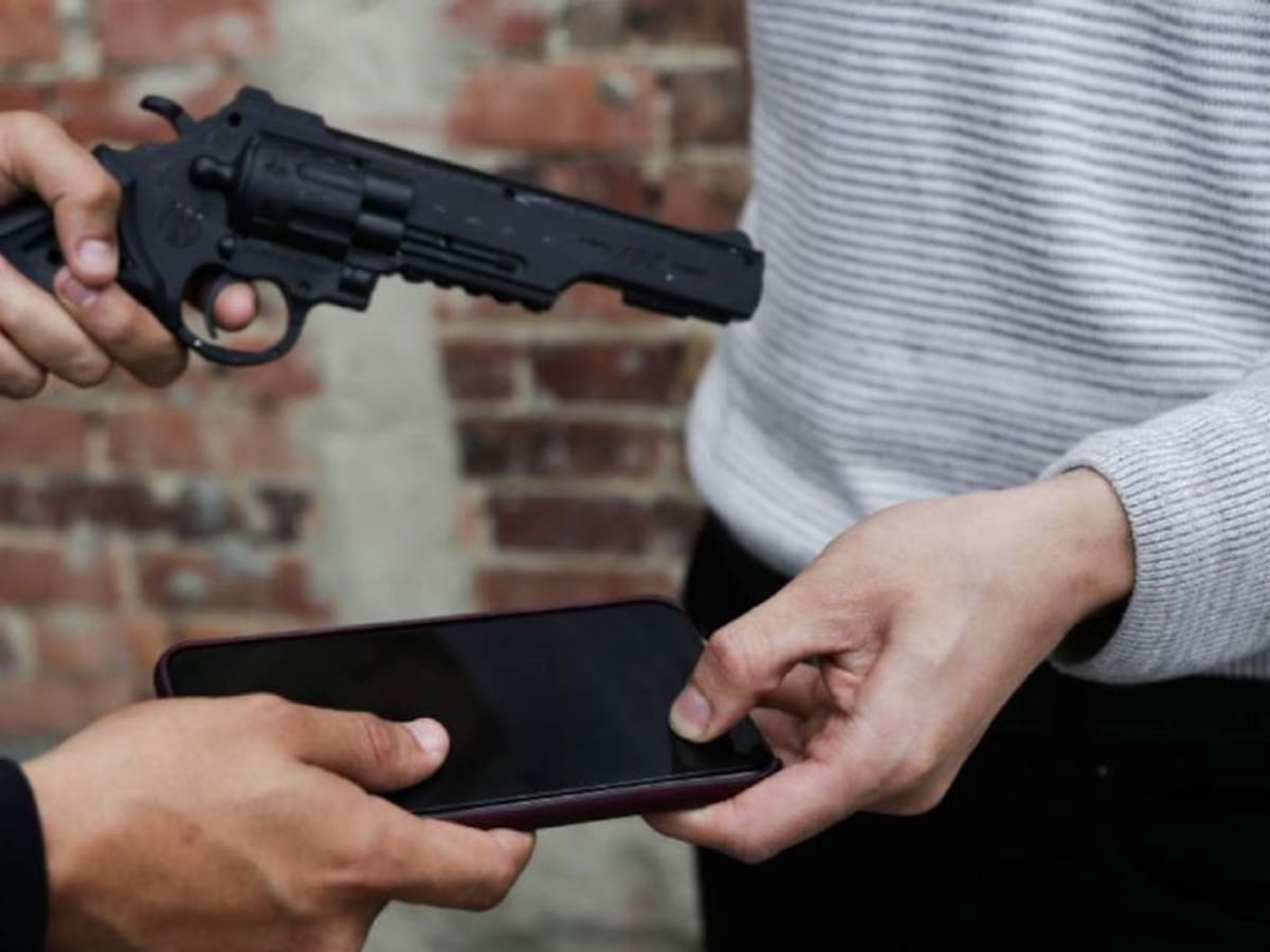 Bogotá: Vestidos de traje y corbata, delincuentes roban 20 personas en bus