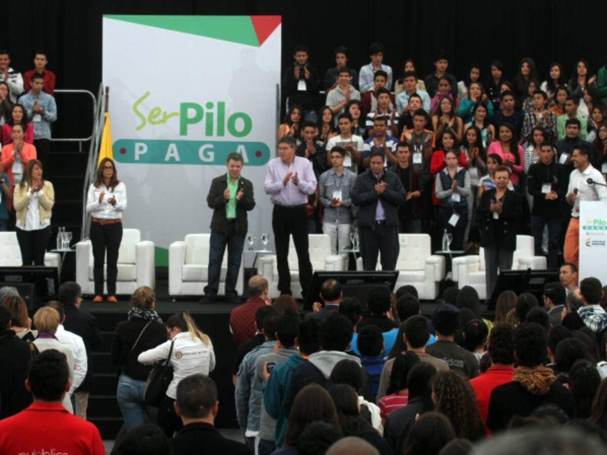 Santos anunció 10.000 becas universitarias para los mejores bachilleres del país