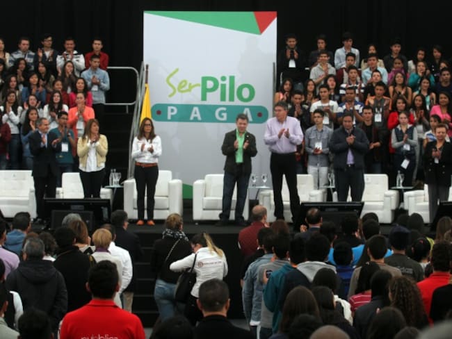Santos anunció 10.000 becas universitarias para los mejores bachilleres del país