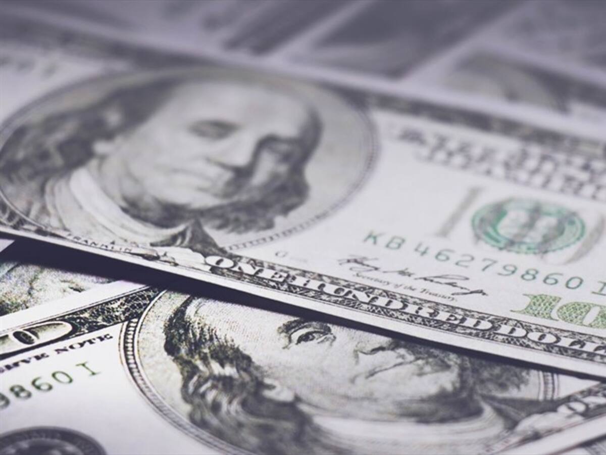 Las razones por las que el dólar supera los $3.700