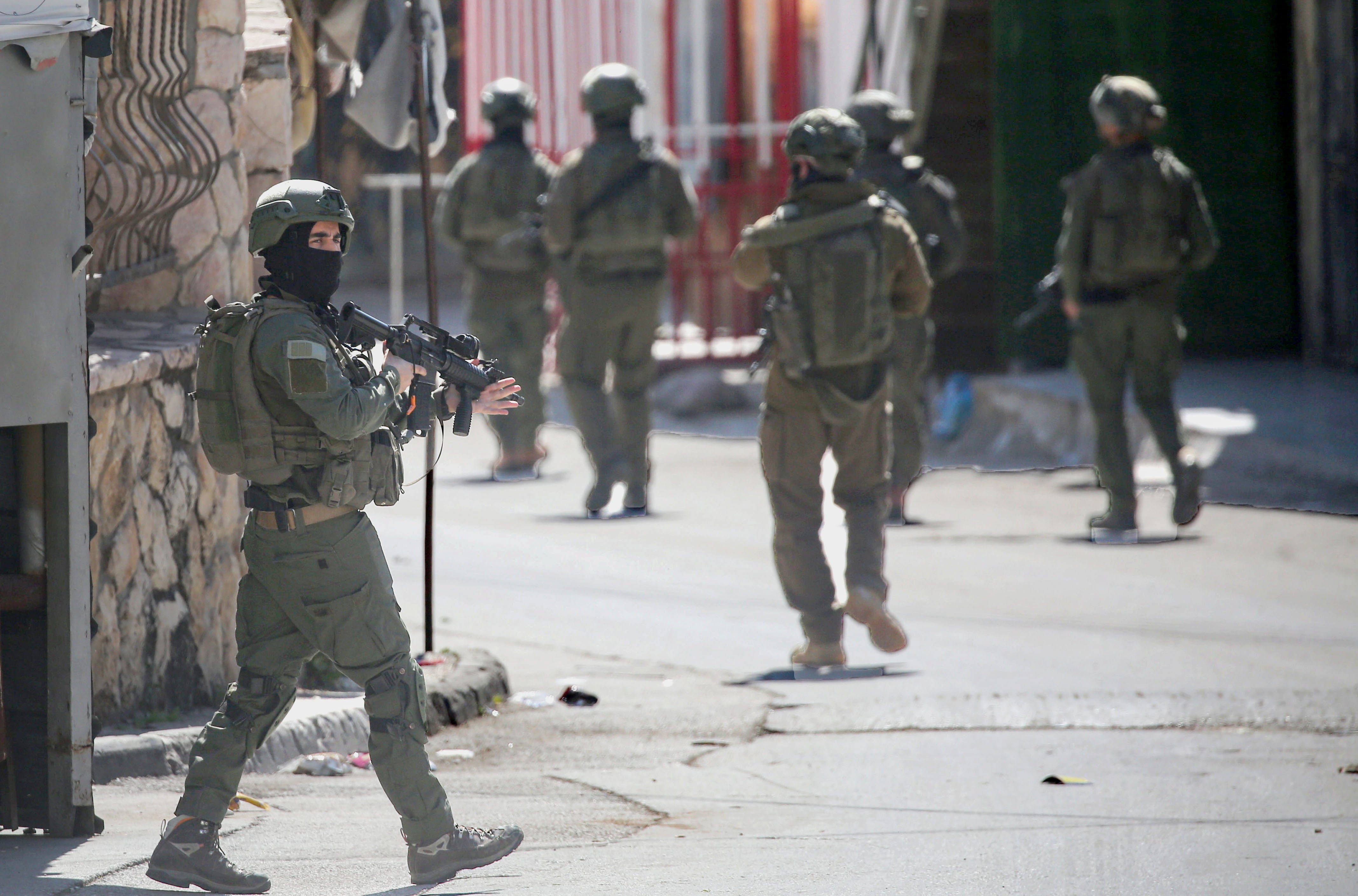 Soldados israelíes en un reten en medio del campo de refugiados palestinos en Askar. 
(Foto:    Nasser Ishtayeh/SOPA Images/LightRocket via Getty Images)