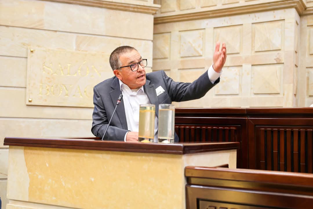 Ramiro García, ex gerente ambiental de Nikoil Energy, durante su intervención en la Audiencia Publica Ambiental realizada en el Congreso de la República / Foto: Suministrada.