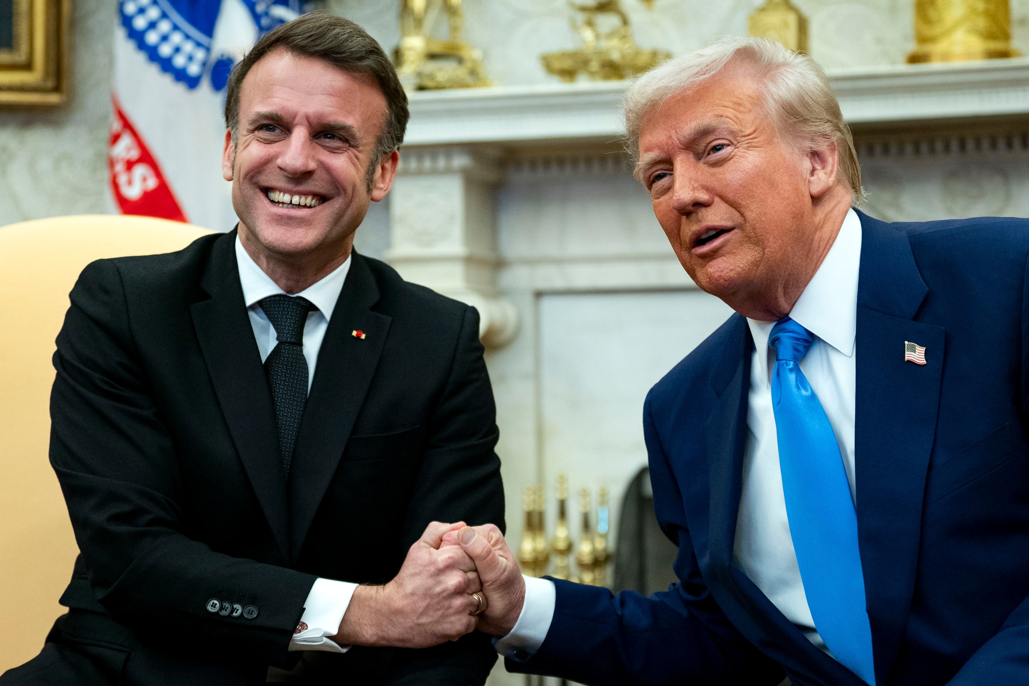 WASHINGTON (United States), 24/02/2025.- US President Donald Trump (R) and French President Emmanuel Macron (L) shake hands during their meeting in the Oval Office at the White House in Washington, DC, USA, 24 February 2025. (Francia) EFE/EPA/BONNIE CASH / POOL