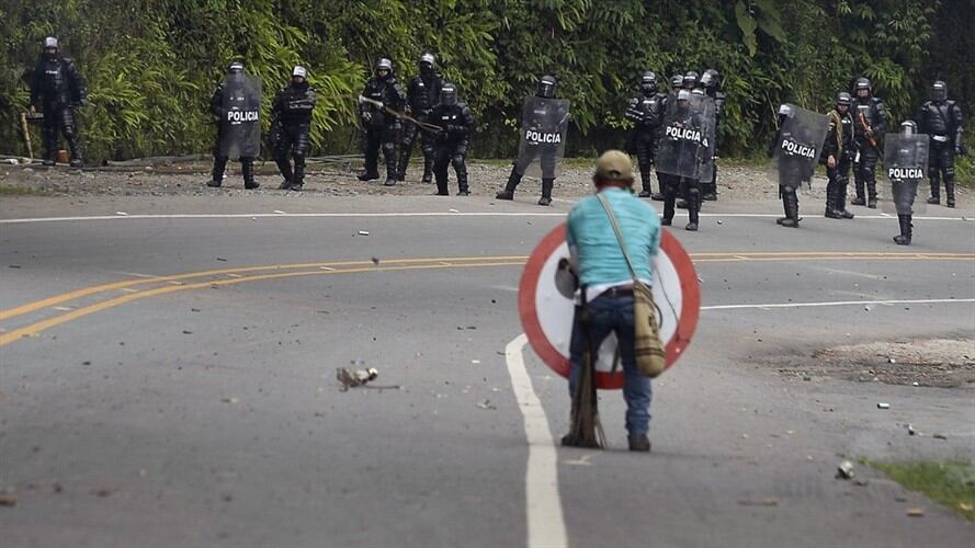 Los hechos ocurrieron en la Hacienda Miraflores en Corinto, y quedaron registrados en video en el que se observa a comuneros con machetes y a soldados disparar al suelo.. Foto: Getty Images