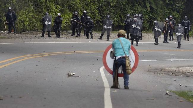 Los hechos ocurrieron en la Hacienda Miraflores en Corinto, y quedaron registrados en video en el que se observa a comuneros con machetes y a soldados disparar al suelo.. Foto: Getty Images