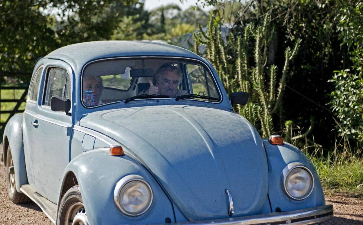 02 de mayo 2014. El presidente de Uruguay, José Mujica, pone el pulgar hacia arriba mientras él y su esposa se transportan en su particular Volkswagen.