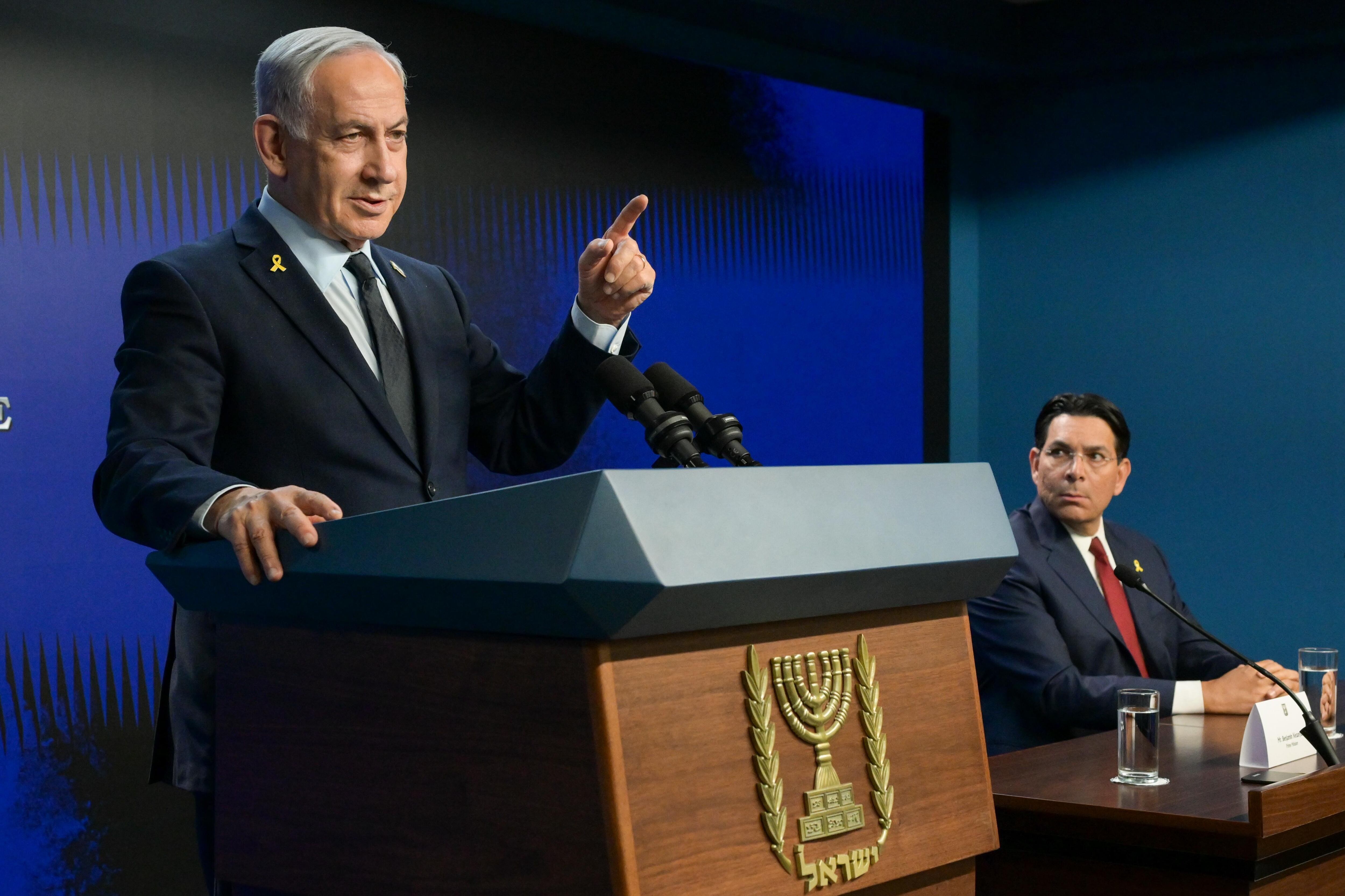 JERUSALÉN, 27/04/2025.- El primer ministro de Israel, Benjamín Netanyahu, durante una reunión con una delegación de embajadores de la Organización de Naciones Unidas (ONU) en Jerusalén. El primer ministro de Israel, Benjamín Netanyahu, y su ministro de Defensa, Israel Katz, defendieron el ataque lanzado este domingo contra un edificio de los suburbios del sur de Beirut donde, según el Ejército israelí, había unas instalaciones del grupo chií Hizbulá. EFE/GPO/Maayan Toaf