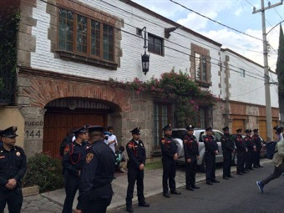 Personalidades y admiradores llegan a casa de Gabo para despedirlo