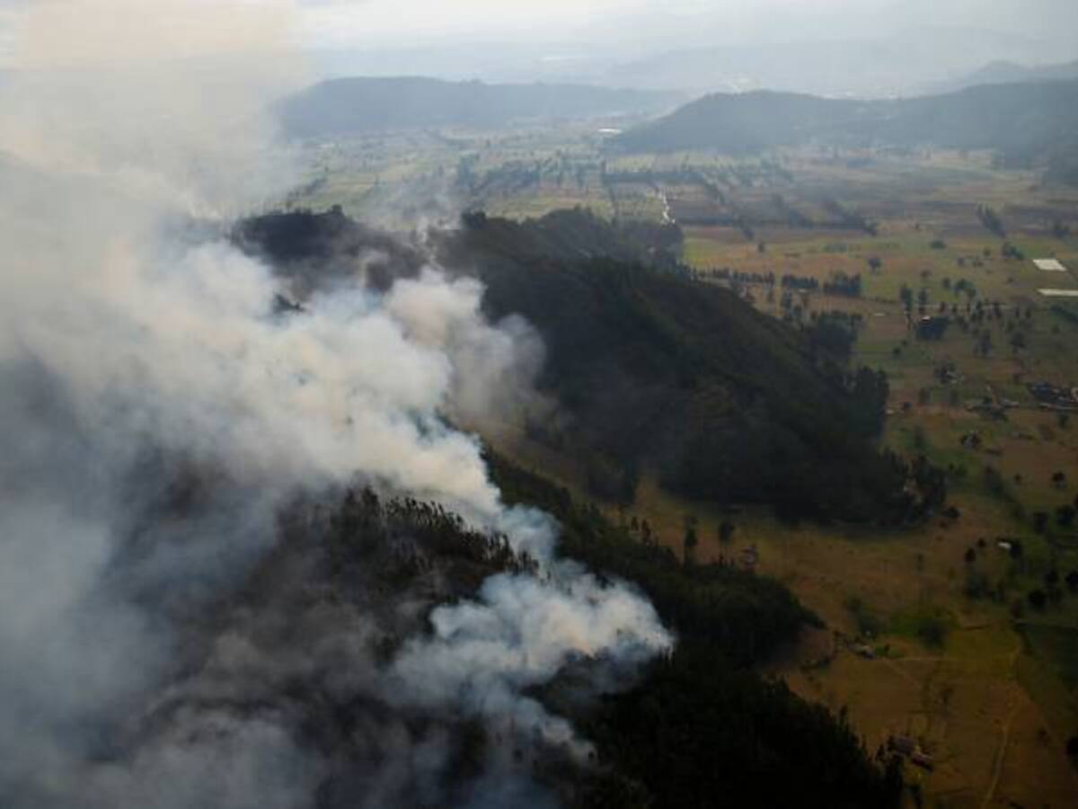 A la Fuerza Aérea acuden organismos de socorro en Cúcuta para extinguir incendio forestal