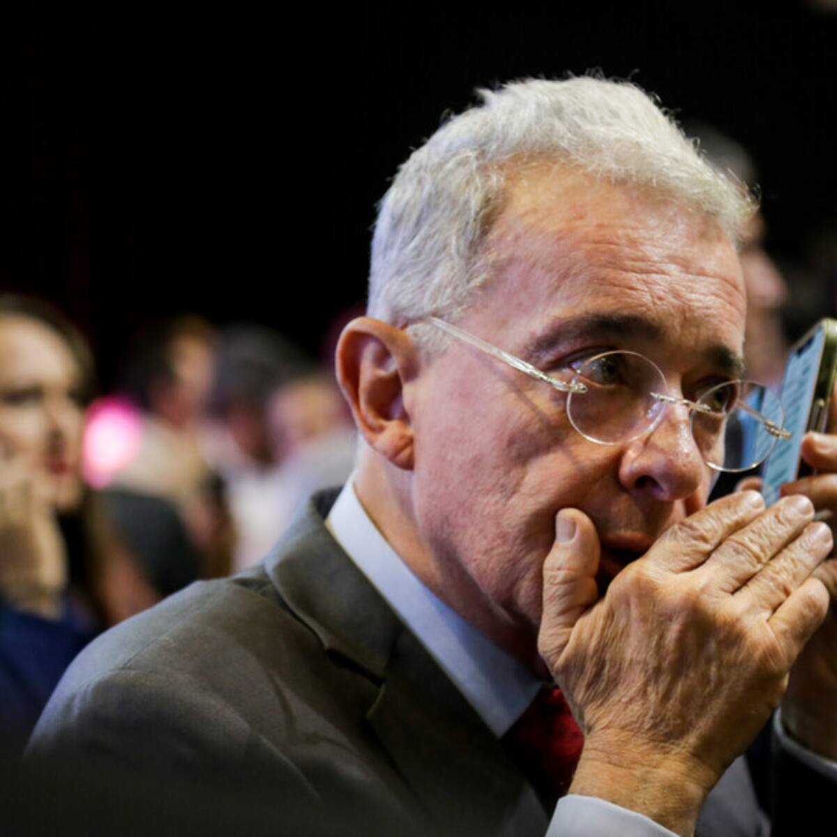 Los detalles del reloj espía con el que se grabó supuesto soborno del abogado de Uribe a Monsalve
