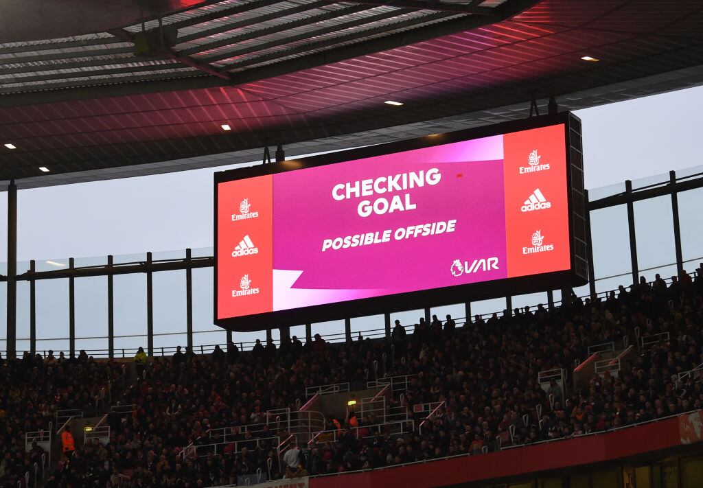 La pantalla grande muestra que el VAR está comprobando el gol del Brentford durante el partido de la Premier League entre el Arsenal FC y el Brentford FC en el Emirates Stadium el 11 de febrero de 2023 en Londres, Inglaterra.  (Photo by David Price/Arsenal FC via Getty Images)
