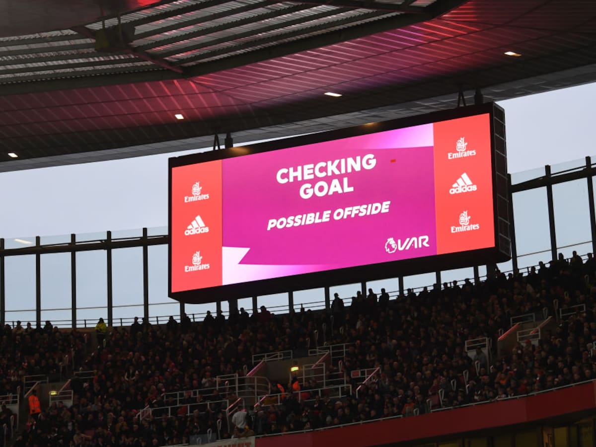 Premier League admite “errores humanos” en decisiones arbitrales durante partidos