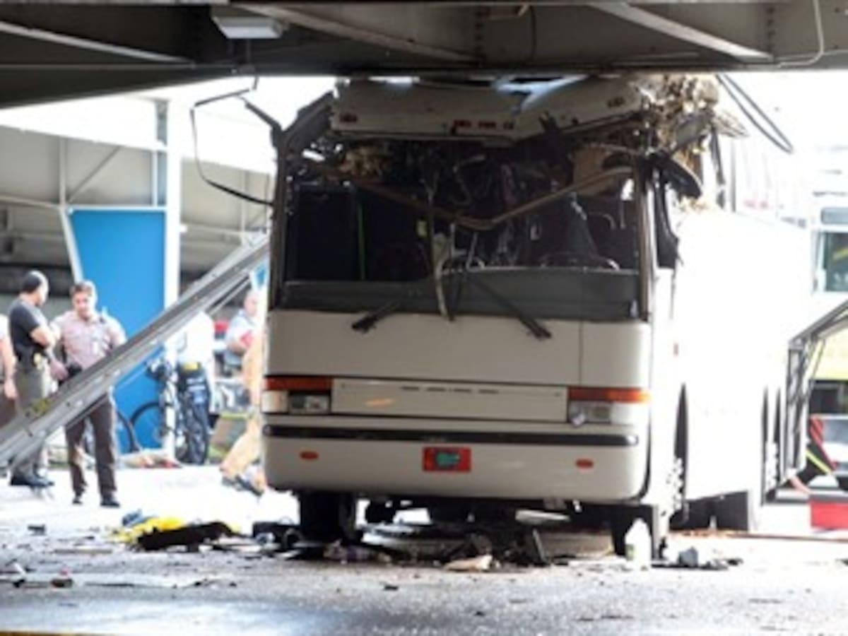 Dos muertos y tres heridos graves en choque de autobús en aeropuerto de Miami