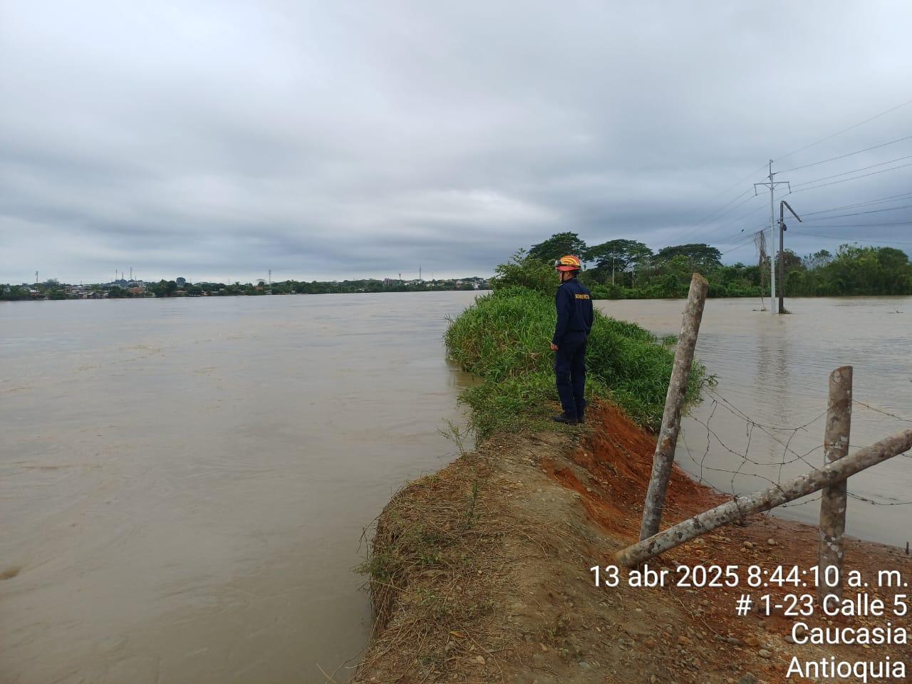 Inundaciones en Caucasia por desbordamiento del río Cauca- foto bomberos