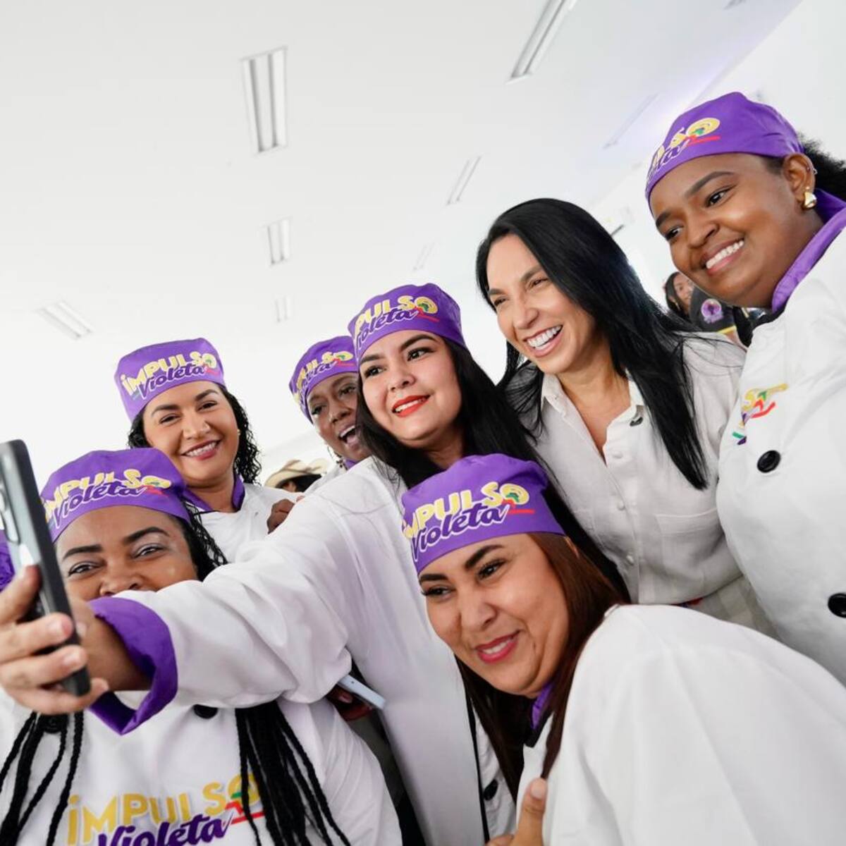256 Mujeres emprendedoras de Cartagena recibieron certificación con “Impulso Violeta”