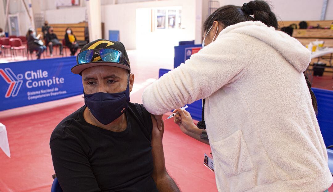 Chile sigue siendo uno de los países más avanzados en la vacunación de su población en la región. 