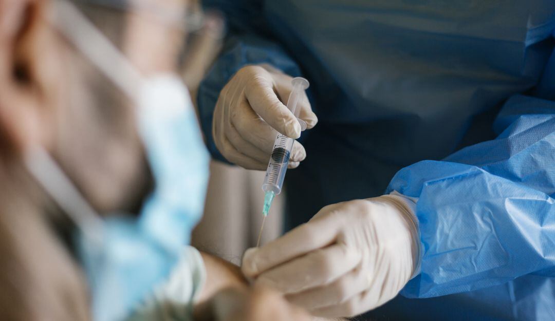 La vacunación reduce significativamente el riesgo de enfermedad grave y muerte