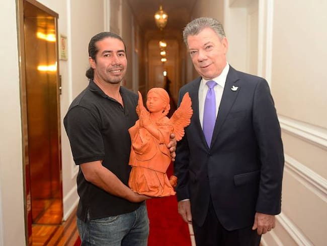 El presidente Santos le regalará al Papa Francisco una niña campesina de arcilla hecha en Boyacá