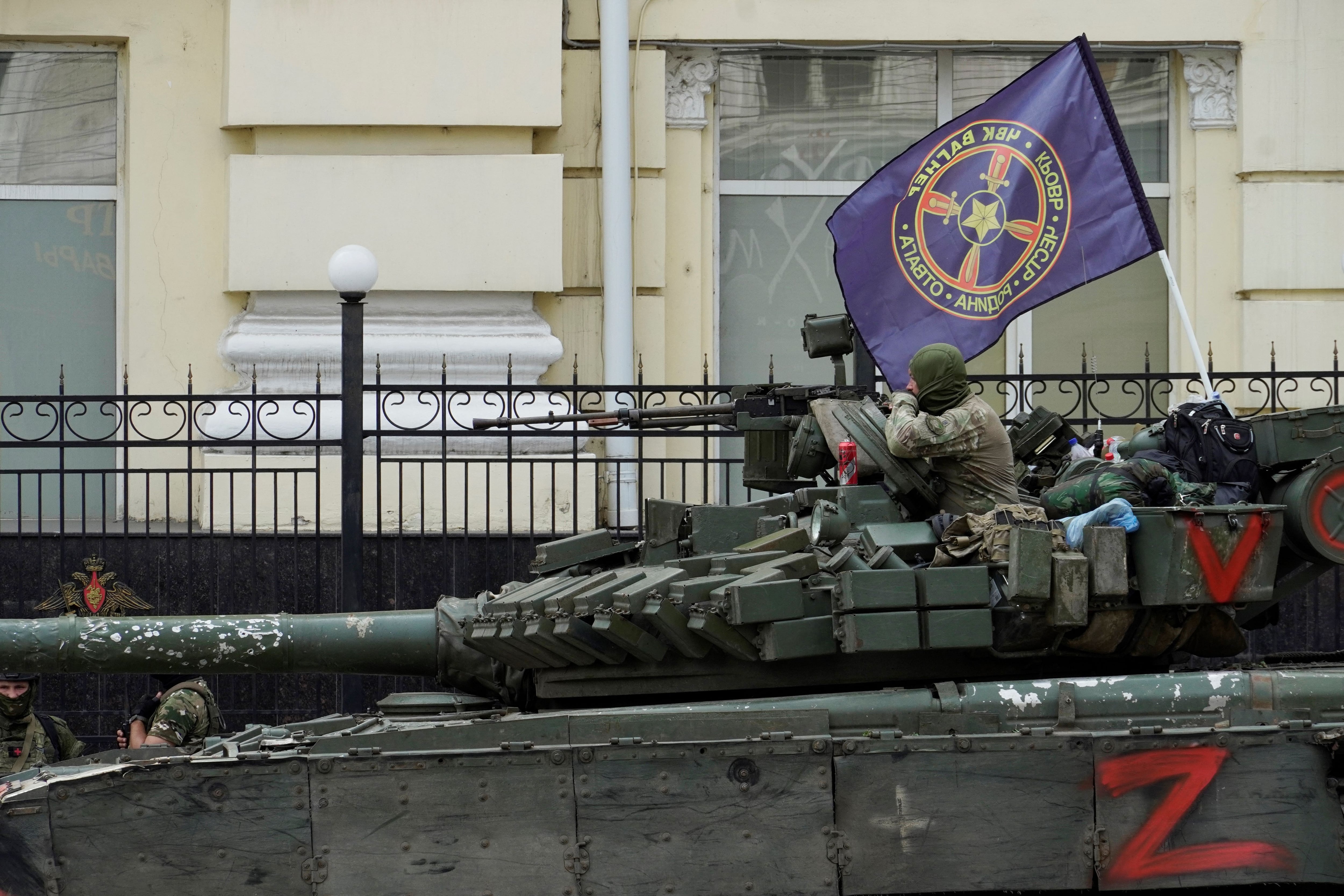 Miembros del grupo Wagner se sientan encima de un tanque en una calle de la ciudad de Rostov-on-Don, el 24 de junio de 2023. Foto: STRINGER/AFP vía Getty Images.