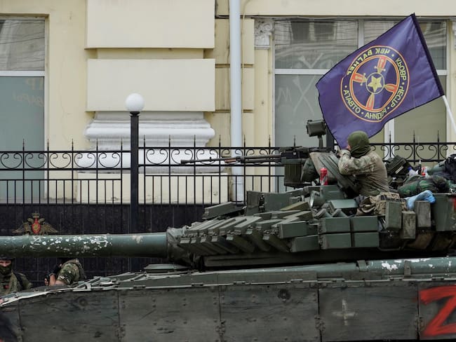 Miembros del grupo Wagner se sientan encima de un tanque en una calle de la ciudad de Rostov-on-Don, el 24 de junio de 2023. Foto: STRINGER/AFP vía Getty Images.
