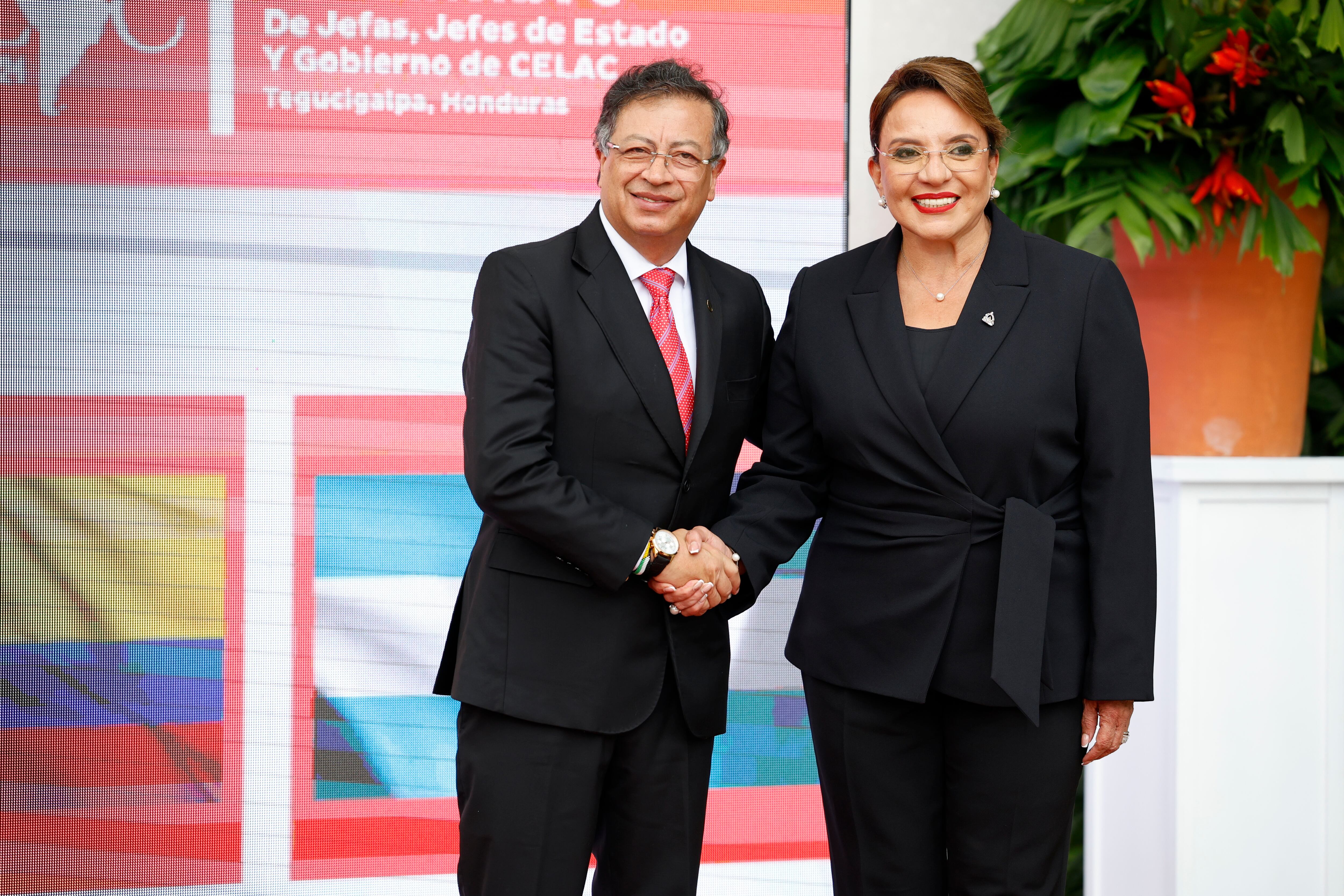 AME7359.TEGUCIGALPA (HONDURAS), 09/04/2025.- La presidenta de Honduras Xiomara Castro (d), saluda al presidente de Colombia Gustavo Petro, este miércoles durante el recibimiento a los mandatarios previo a la IX Cumbre de la Comunidad de Estados Latinoamericanos y Caribeños (Celac), en Tegucigalpa (Honduras). EFE/ Bienvenido Velasco