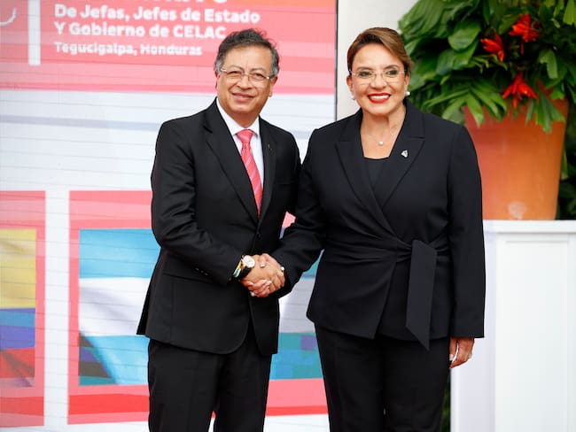 AME7359.TEGUCIGALPA (HONDURAS), 09/04/2025.- La presidenta de Honduras Xiomara Castro (d), saluda al presidente de Colombia Gustavo Petro, este miércoles durante el recibimiento a los mandatarios previo a la IX Cumbre de la Comunidad de Estados Latinoamericanos y Caribeños (Celac), en Tegucigalpa (Honduras). EFE/ Bienvenido Velasco