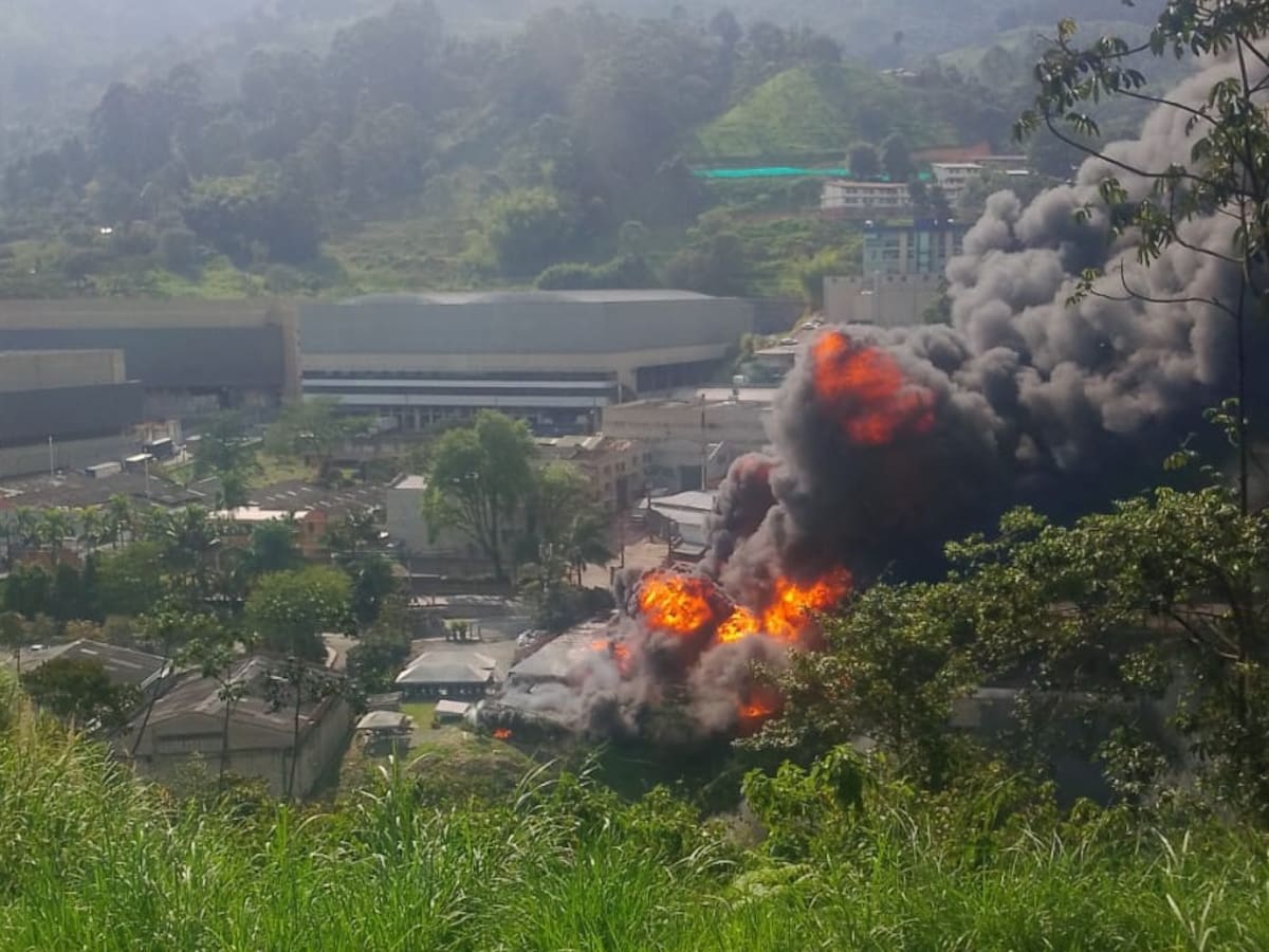 Incendio en La Estrella deja la fábrica quemada, seis viviendas afectadas y varias mascotas muertas