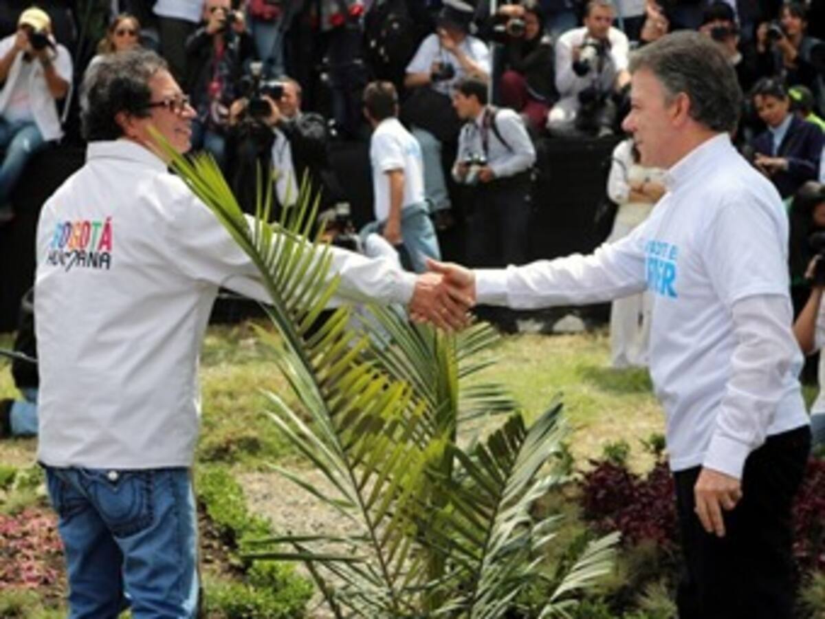 Alcalde Petro sembró un árbol por la paz