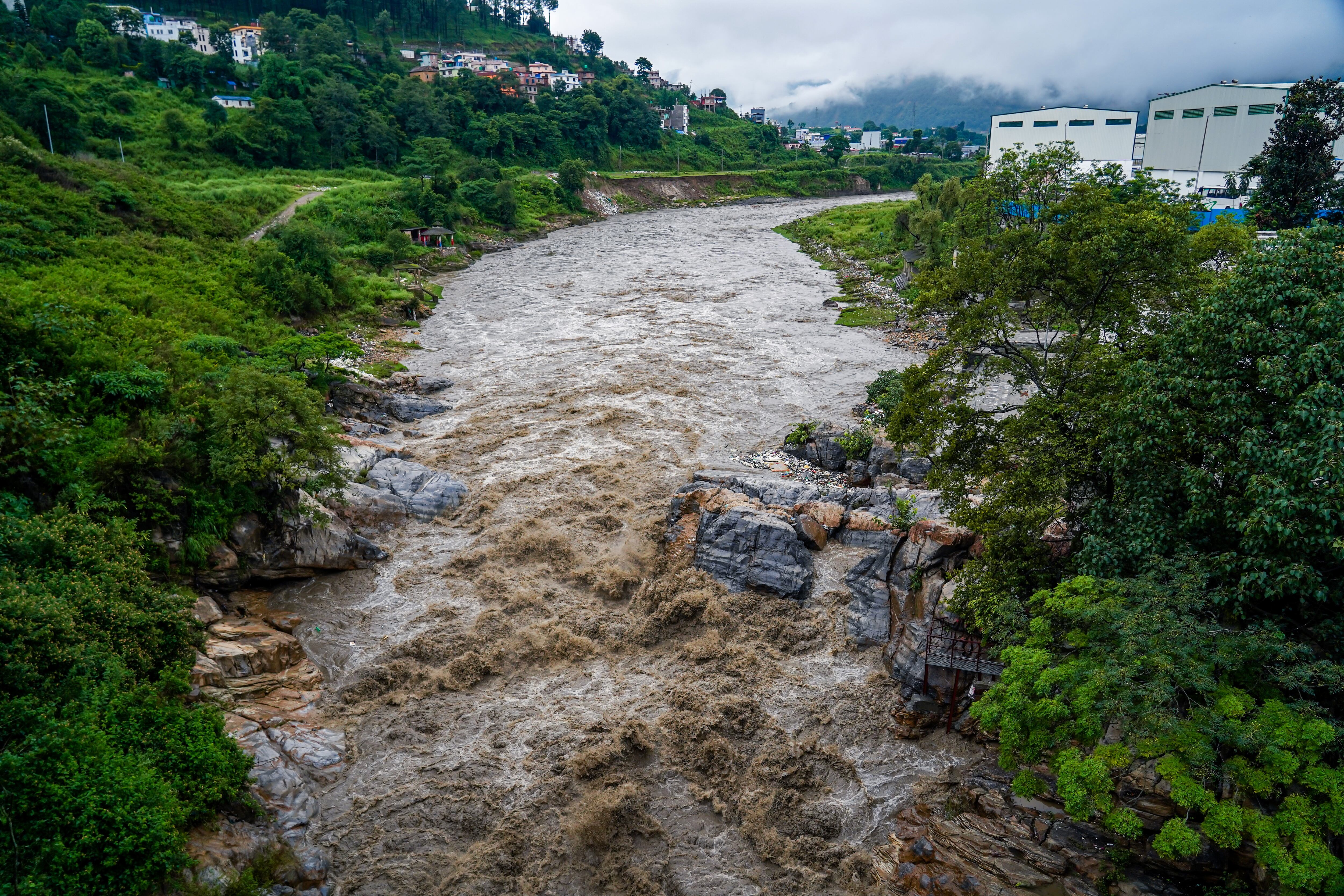 With the onset of the monsoon, the flow of the Bagmati River increased in Kathmandu, Nepal. Imágen tomada de Getty Imagenes (Crédito: PRABHASROY)