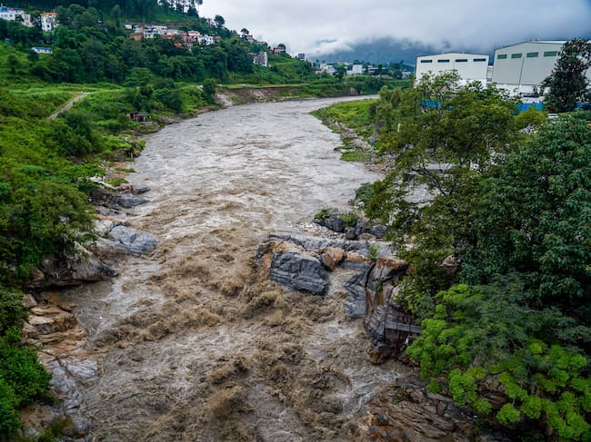 With the onset of the monsoon, the flow of the Bagmati River increased in Kathmandu, Nepal. Imágen tomada de Getty Imagenes (Crédito: PRABHASROY)
