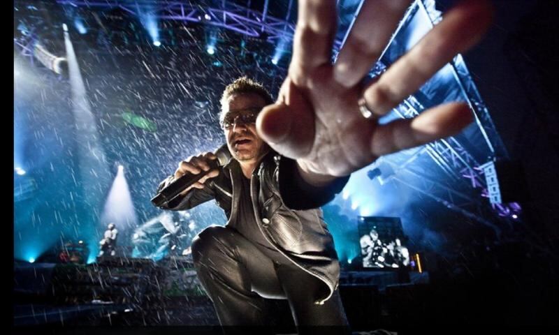 Esta foto del cantante Bono, líder de U2, fue publicada por el periódico The Guardian y ganó en la categoría de arte y entretenimiento de la competencia. Fue tomada durante un concierto de la banda irlandesa en el mítico festival inglés de Glastonbury, en junio de 2011.