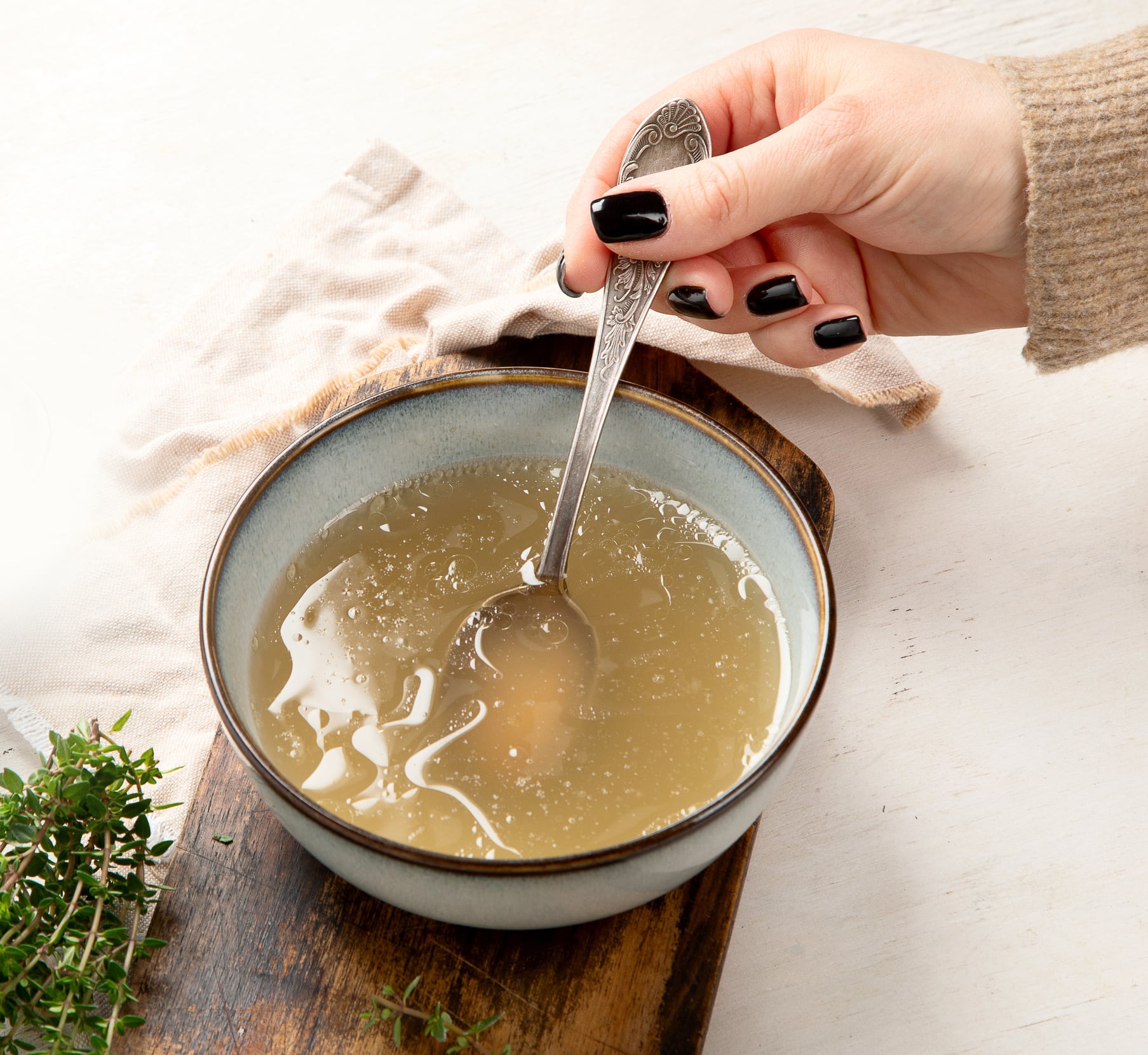 Persona con caldo servido // Getty images