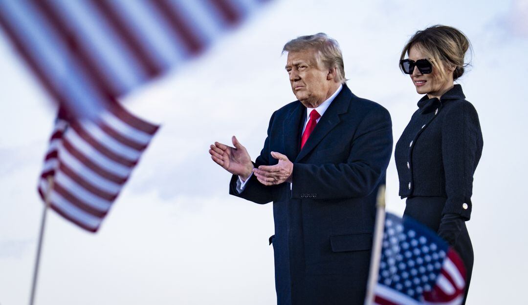 El expresidente Donald Trump y su esposa, Melania Trump durante su salida de la Casa Blanca. 