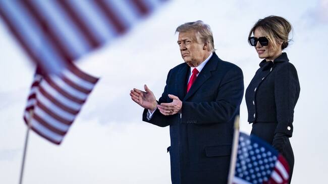 El expresidente Donald Trump y su esposa, Melania Trump durante su salida de la Casa Blanca.