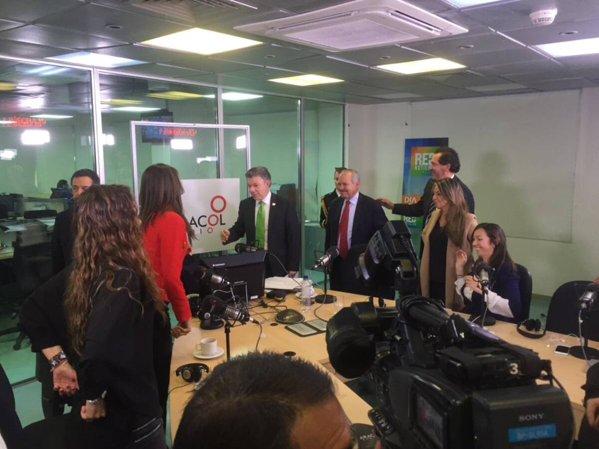 Momentos posteriores a la entrevista de Caracol Radio y Red + Noticias al presidente Santos. 