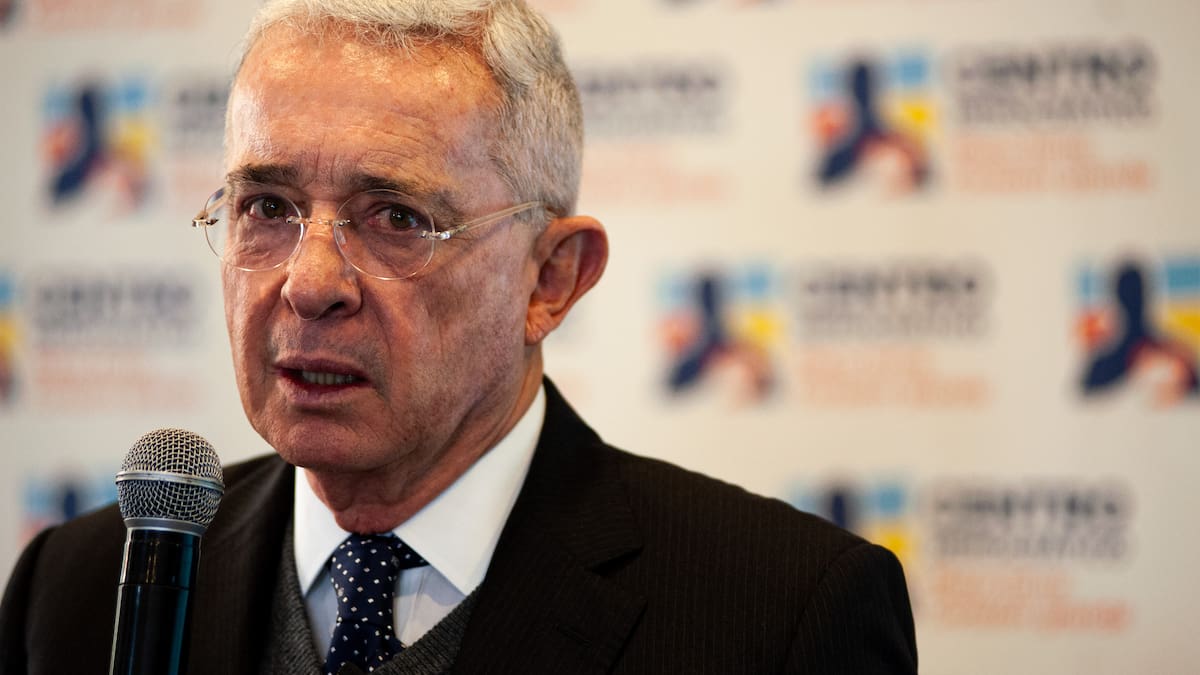 No usé las palabras correctas: Álvaro Uribe por audio que ordena hacer llorar a María José Gómez