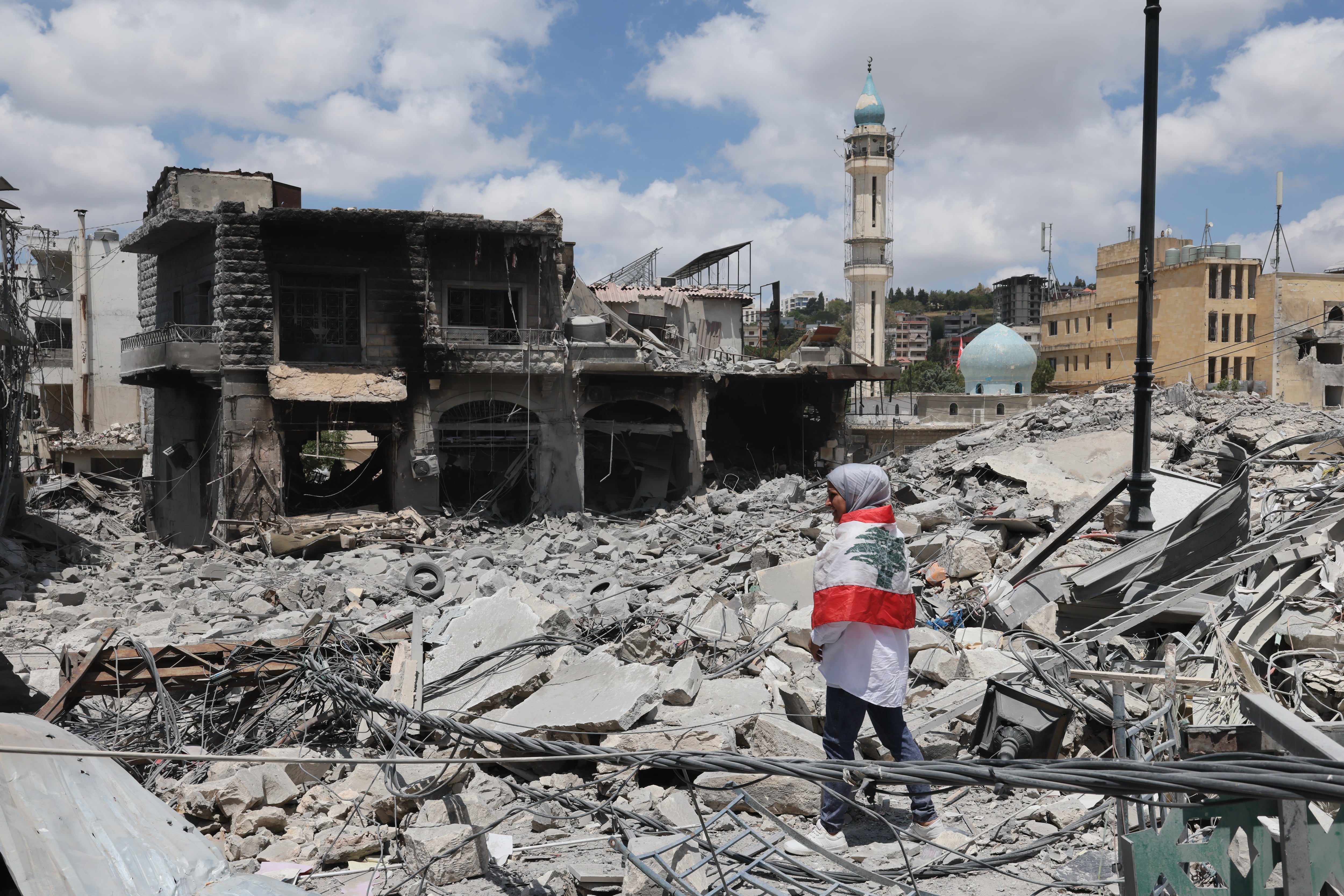 Nabatieh, Líbano - Vista de los habitantes volviendo a sus hogares después de los bombandeos causados por Israel el 15 de junio de 2026 (Cortesía: Houssam Shbaro/Anadolu via Getty Images)