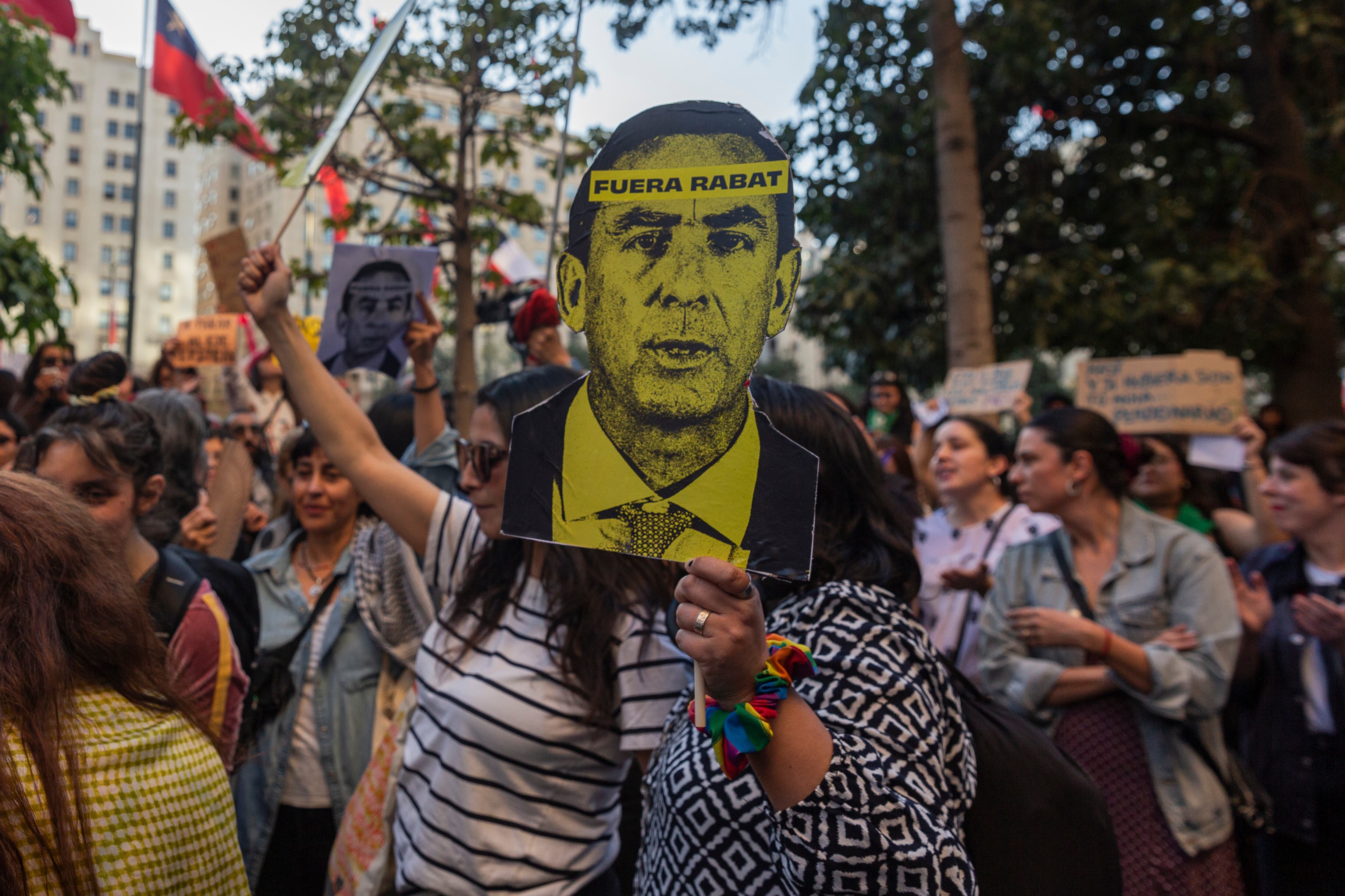 La Cámara de Diputados aprobó una resolución que pide al gobierno de José Antonio Kast destituir al ministro Fernando Rabat por autorizar la rebaja de penas. 
(Foto:   Claudio Abarca Sandoval/NurPhoto via Getty Images)