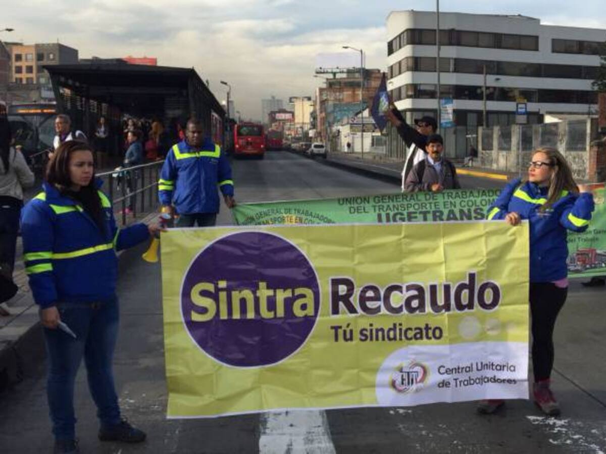 Trabajadores de Transmilenio adelantan plantón en el norte de Bogotá