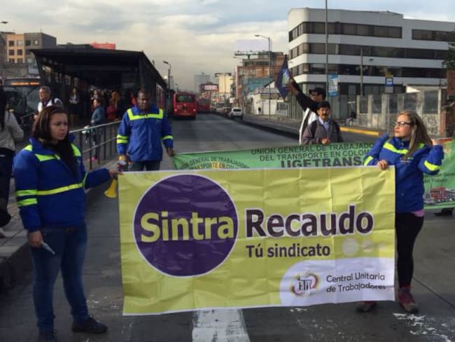 Trabajadores de Transmilenio adelantan plantón en el norte de Bogotá