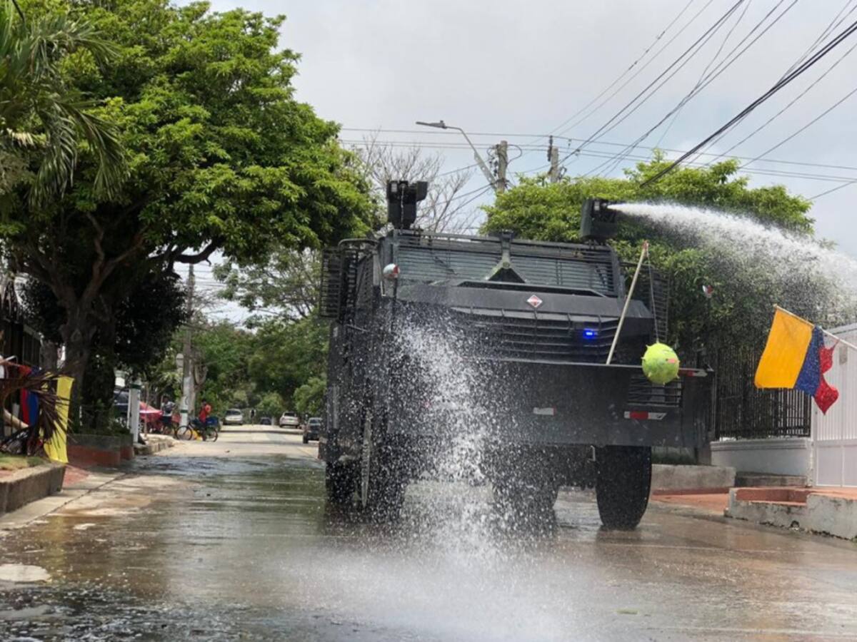 Con tanqueta del Esmad desinfectan varios barrios de Barranquilla