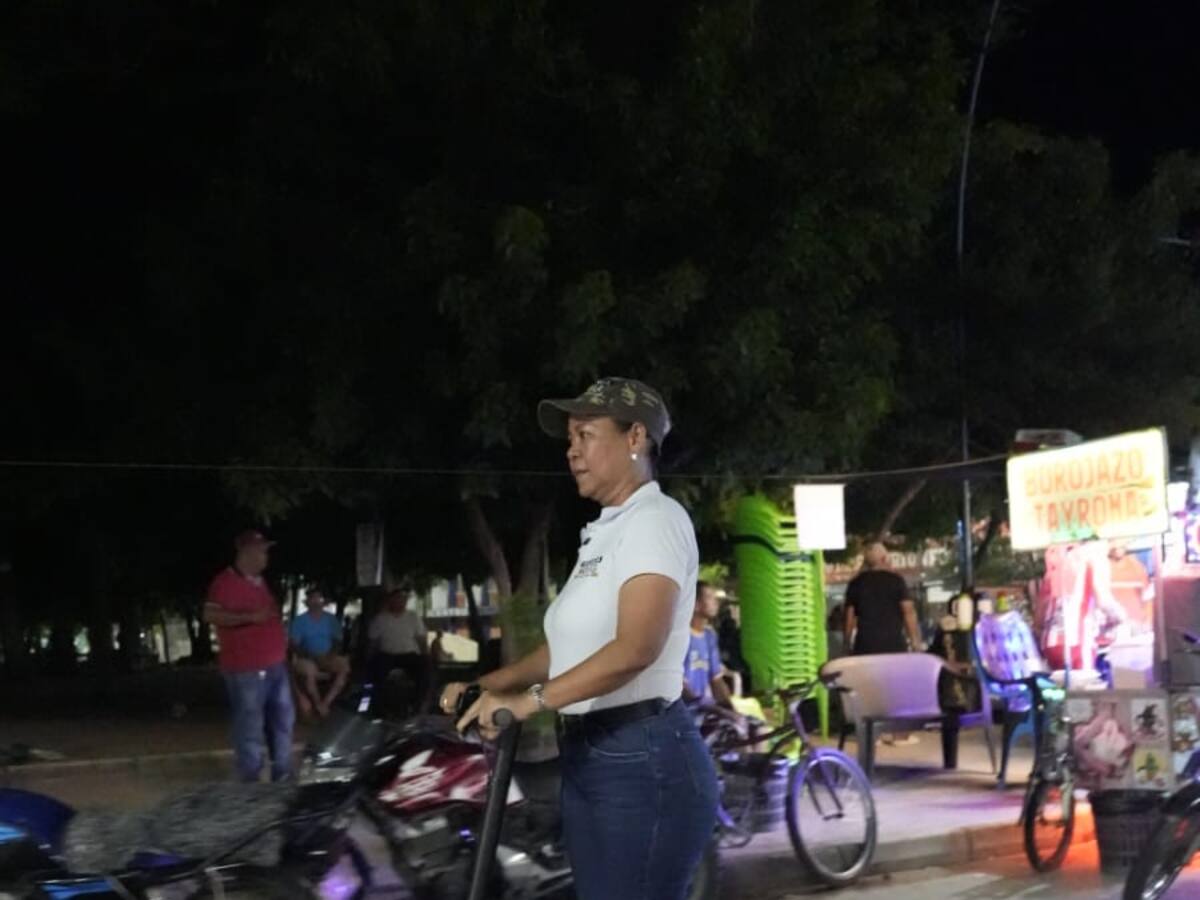 Candidata Yolanda Wong llegó en patineta a cumplir agenda en Magangué