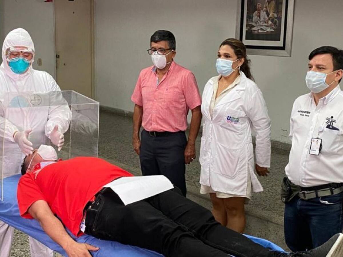 Jóvenes entregan cabinas aerosol box a hospitales de Neiva y Pitalito