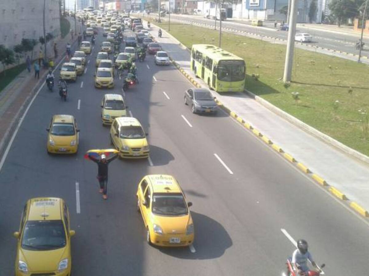 Video: Protestas de taxistas complicó movilidad por la autopista