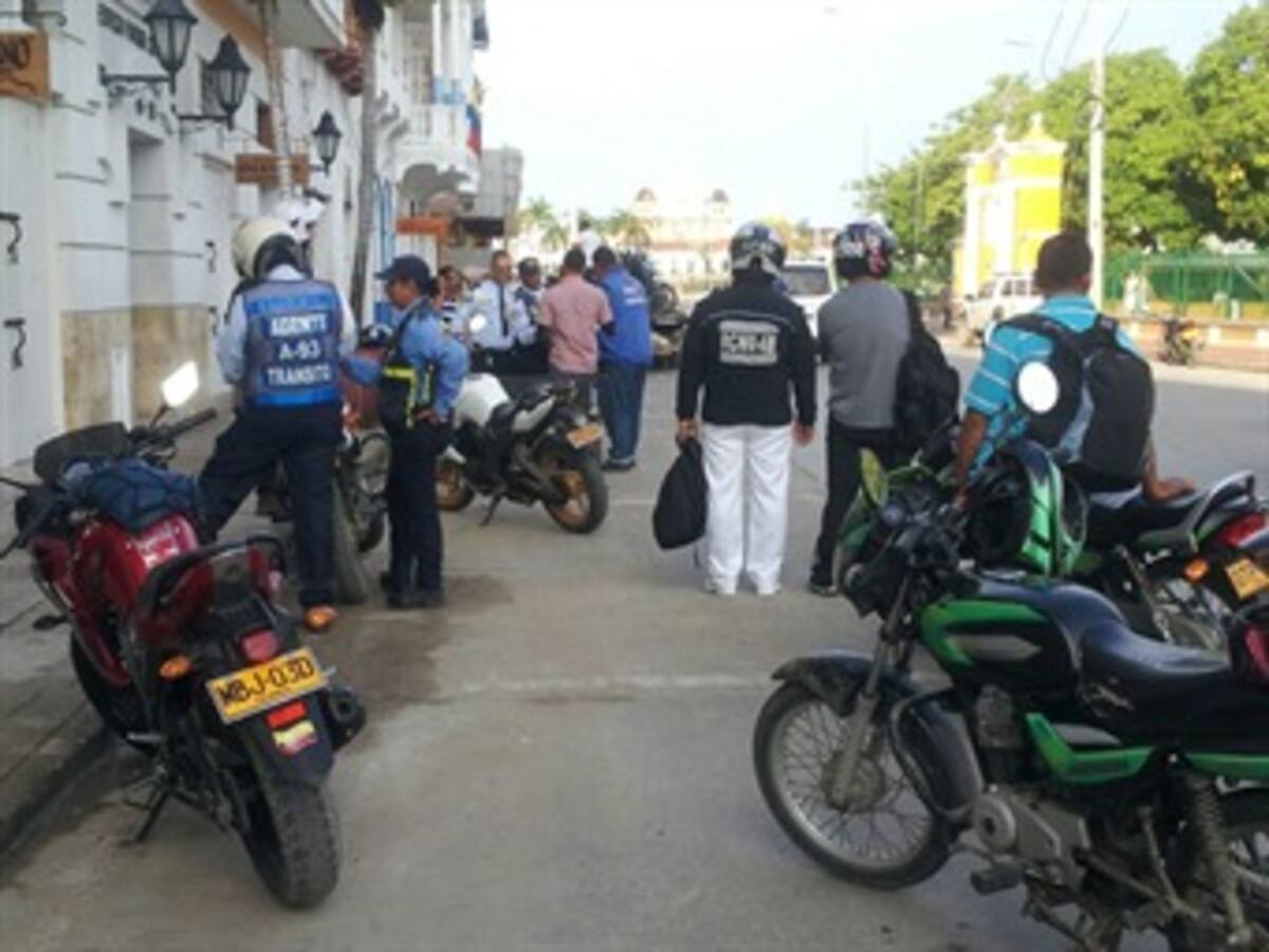 inmovilizan 35 motocicletas en el centro historico de Cartagena