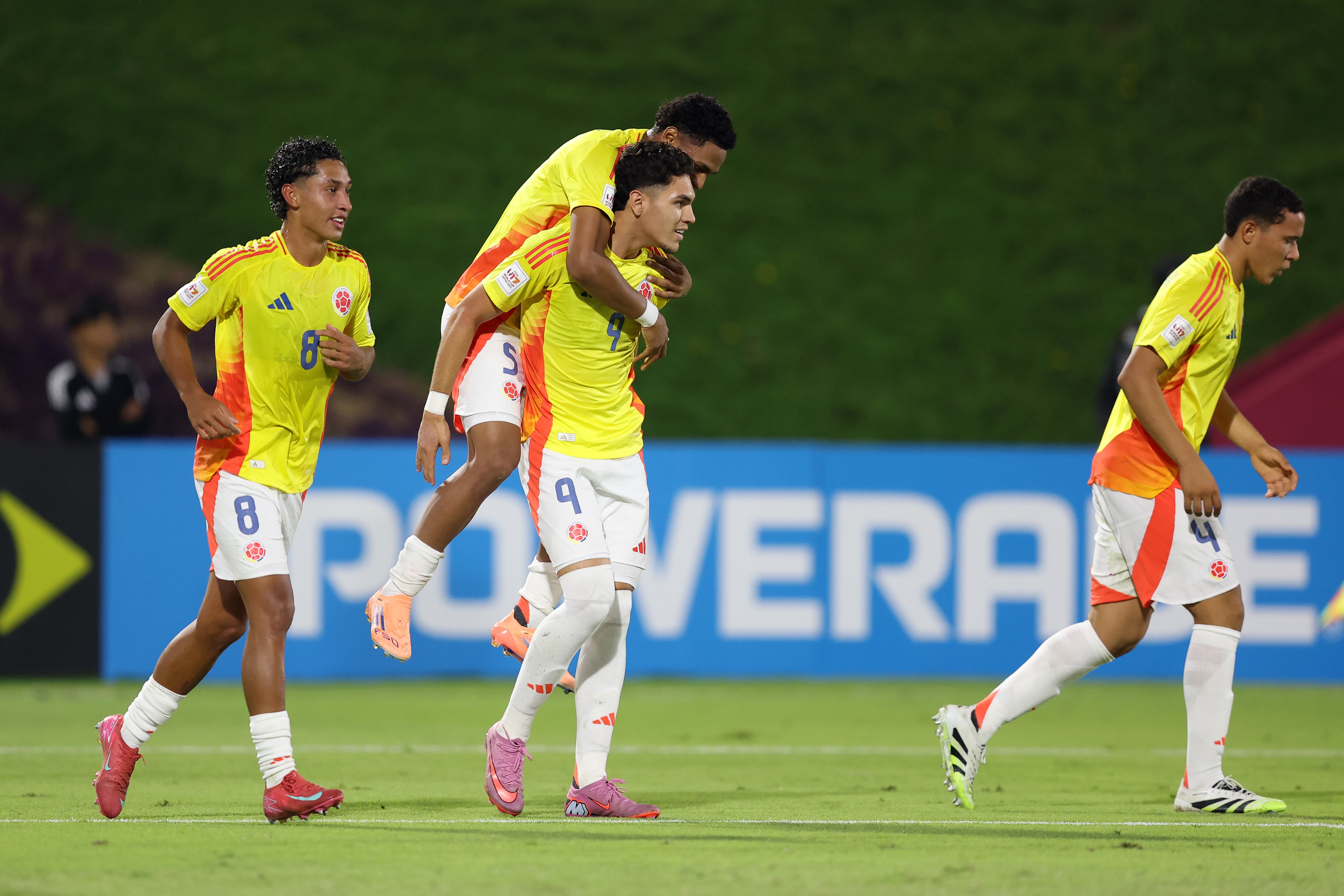 Santiago Londoño jugador de Colombia celebrando su gol con Criss Macias, en el Mundial Sub-17/ Getty Images