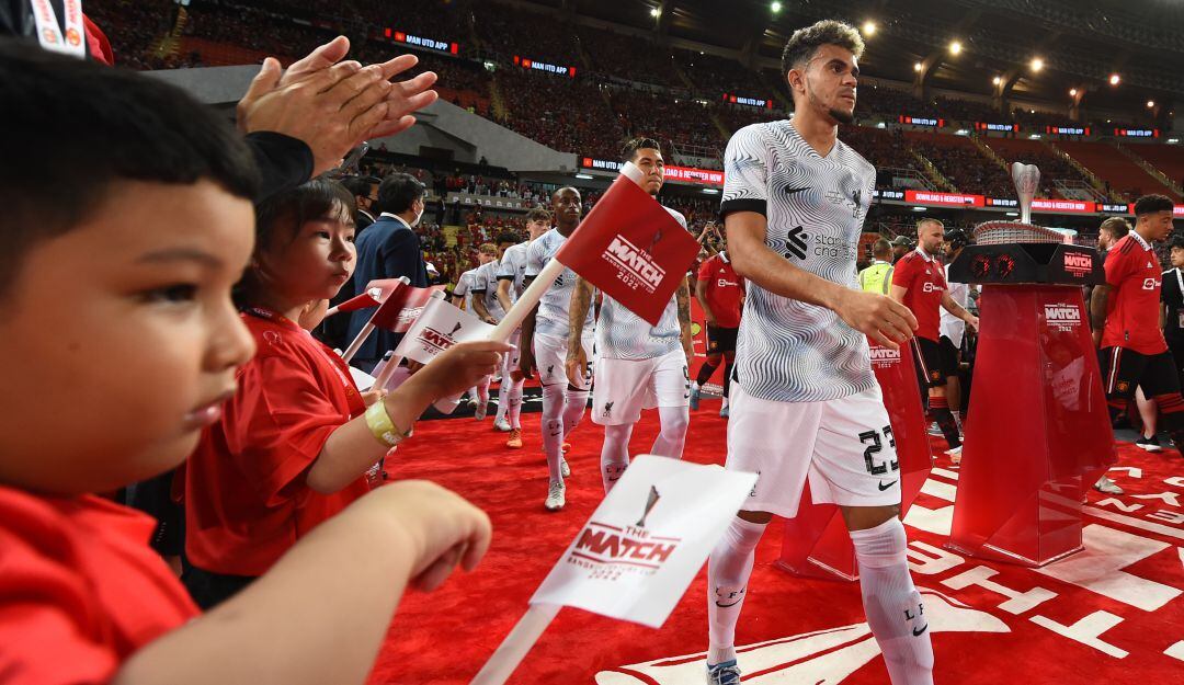 Luis Díaz fue inicialista con el Liverpool en Bangkok.