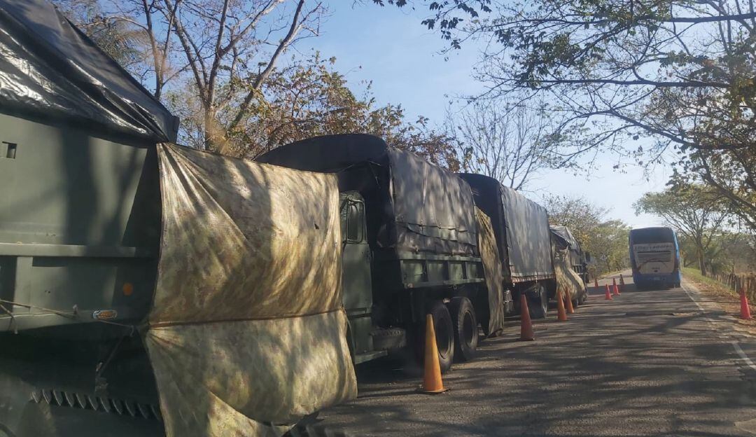 Adrián* enfatizó que la Fuerza Pública solo se ve en la Y de Betoyes y en la entrada a Saravena. El resto de la carretera hacia Tame, no hay presencia. 