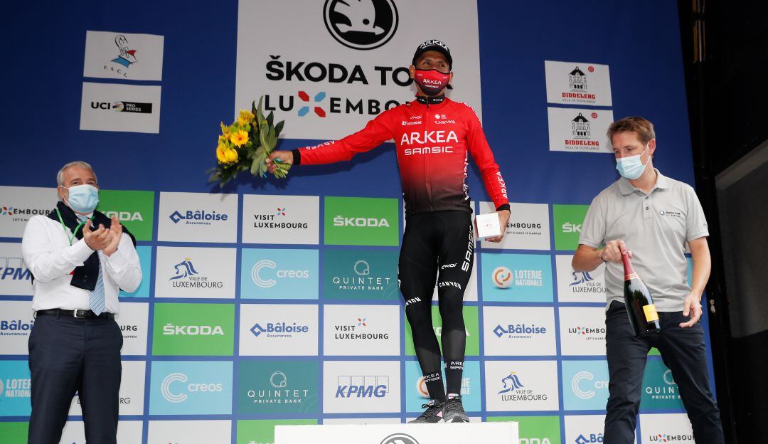 Nairo Quintana recibiendo el Premio a la Simpatía en el Tour de Luxemburgo 2021