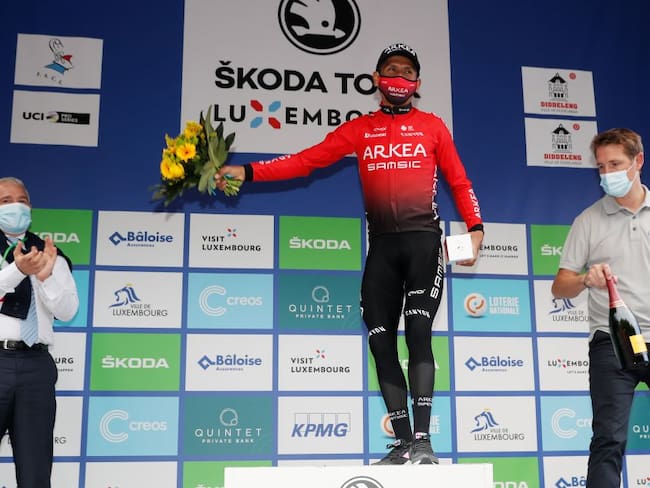 Nairo Quintana recibiendo el Premio a la Simpatía en el Tour de Luxemburgo 2021